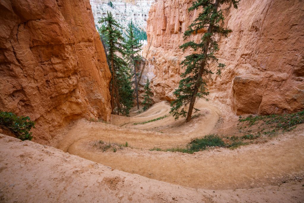 peek-a-boo hiking trail in bryce canyon national park